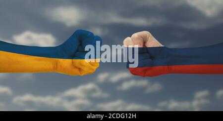Das Konzept des Kampfes der Völker. Zwei Hände sind zu Fäusten zusammengeballt und in den Farben der Flaggen der Länder gemalt. Ukraine gegen Russland Stockfoto