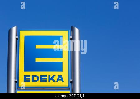 Stuttgart, 17. Mai 2020: EDEKA Logo Schild Supermarkt Lebensmittelgeschäft Copyspace Kopierfläche in Deutschland. Stockfoto