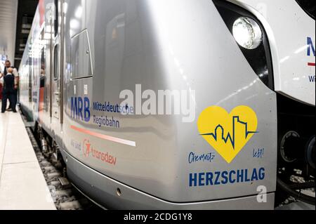 28. August 2020, Brandenburg, Schönefeld: Der besondere Kulturzug aus Chemnitz befindet sich im Bahnhof am Hauptflughafen BER. Mit dieser Kampagne will die Initiative Herzschlag - das Chemnitzer Bürgerfest auf Chemnitzer Bewerbung für die Kulturhauptstadt aufmerksam machen. Foto: Fabian Sommer/dpa Stockfoto