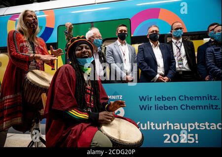 28. August 2020, Brandenburg, Schönefeld: Ein Schlagzeuger trommelt für den besonderen Kulturzug von Chemnitz zum Flughafen BER der Hauptstadt. Die Initiative Herzschlag - das Chemnitzer Bürgerfest will auf Chemnitzer Bewerbung für die Kulturhauptstadt aufmerksam machen. Foto: Fabian Sommer/dpa Stockfoto