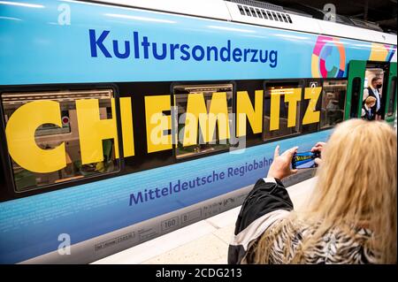 28. August 2020, Brandenburg, Schönefeld: Ein Teilnehmer fotografiert den Sonderzug von Chemnitz zum Hauptflughafen BER. Die Initiative 'Heartbeat - das Chemnitzer Bürgerfest' will mit der Kampagne auf die Bewerbung Chemnitzer Kulturhauptstadt aufmerksam machen. Foto: Fabian Sommer/dpa/ZB Stockfoto