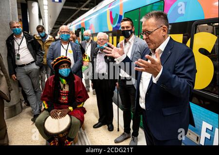 28. August 2020, Brandenburg, Schönefeld: Michael Halberstadt (r), Geschäftsführer Personal des Flughafens Berlin-Brandenburg, begrüßt Passagiere im Sonderzug Kulturelle Züge von Chemnitz zum Hauptstadtflughafen BER. Die Initiative Herzschlag - das Chemnitzer Bürgerfest will auf Chemnitzer Bewerbung für die Kulturhauptstadt aufmerksam machen. Foto: Fabian Sommer/dpa Stockfoto