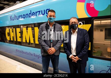 28. August 2020, Brandenburg, Schönefeld: Michael Halberstadt (r), Geschäftsführer Personal des Flughafens Berlin-Brandenburg, und Rick Meisel, Initiative Herzschlag - der Herzschlag - das Chemnitzer Bürgerfest, stehen vor dem besonderen Kulturzug von Chemnitz zum Hauptstadtflughafen BER. Die Initiative Herzschlag - das Chemnitzer Bürgerfest will mit dieser Kampagne auf die Bewerbung Chemnitzers für die Kulturhauptstadt aufmerksam machen. Foto: Fabian Sommer/dpa Stockfoto