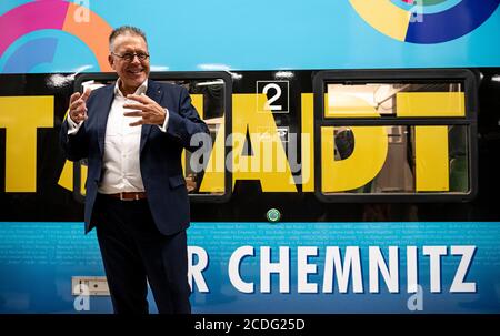 28. August 2020, Brandenburg, Schönefeld: Michael Halberstadt, Geschäftsführer Personal des Flughafens Berlin-Brandenburg, begrüßt den besonderen Kulturzug von Chemnitz zum Flughafen BER der Hauptstadt. Die Initiative 'Heartbeat - das Chemnitzer Bürgerfest' will mit der Kampagne auf die Bewerbung Chemnitzer Kulturhauptstadt aufmerksam machen. Foto: Fabian Sommer/dpa Stockfoto