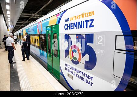 28. August 2020, Brandenburg, Schönefeld: Der besondere Kulturzug aus Chemnitz befindet sich im Bahnhof am Hauptflughafen BER. Mit dieser Kampagne will die Initiative Herzschlag - das Chemnitzer Bürgerfest auf Chemnitzer Bewerbung für die Kulturhauptstadt aufmerksam machen. Foto: Fabian Sommer/dpa Stockfoto