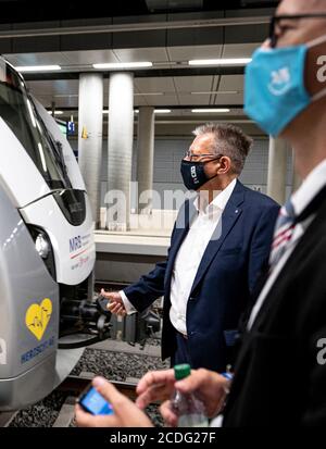 28. August 2020, Brandenburg, Schönefeld: Michael Halberstadt (2. V.r.), Geschäftsführer Personal des Flughafens Berlin-Brandenburg, begrüßt den besonderen Kulturzug von Chemnitz zum Flughafen BER der Hauptstadt. Die Initiative Herzschlag - das Chemnitzer Bürgerfest will auf Chemnitzer Bewerbung für die Kulturhauptstadt aufmerksam machen. Foto: Fabian Sommer/dpa Stockfoto