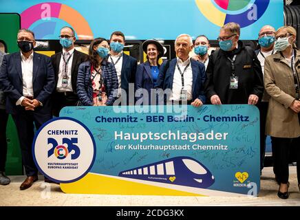 28. August 2020, Brandenburg, Schönefeld: Michael Halberstadt (l), Geschäftsführer Personal des Flughafens Berlin-Brandenburg, begrüßt Passagiere im Sonderzug Kultur von Chemnitz zum Hauptstadtflughafen BER. Die Initiative 'Heartbeat - das Chemnitzer Bürgerfest' will mit der Kampagne auf die Bewerbung Chemnitzer Kulturhauptstadt aufmerksam machen. Foto: Fabian Sommer/dpa Stockfoto