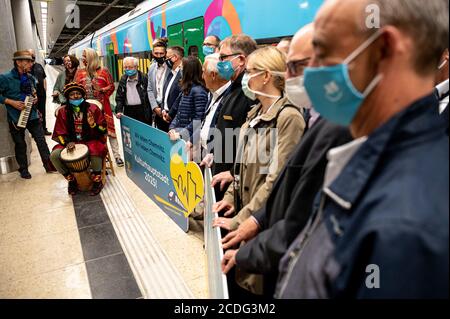 28. August 2020, Brandenburg, Schönefeld: Ein Schlagzeuger trommelt für den besonderen Kulturzug von Chemnitz zum Flughafen BER der Hauptstadt. Die Initiative 'Heartbeat - das Chemnitzer Bürgerfest' will auf die Bewerbung Chemnitzer für die Kulturhauptstadt aufmerksam machen. Foto: Fabian Sommer/dpa Stockfoto