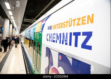 28. August 2020, Brandenburg, Schönefeld: Auf dem Sonderzug von Chemnitz zum Hauptflughafen BER steht: "Wir unterstützen Chemnitz". Die Initiative 'Heartbeat - das Chemnitzer Bürgerfest' will mit der Kampagne auf die Bewerbung Chemnitzer Kulturhauptstadt aufmerksam machen. Foto: Fabian Sommer/dpa Stockfoto