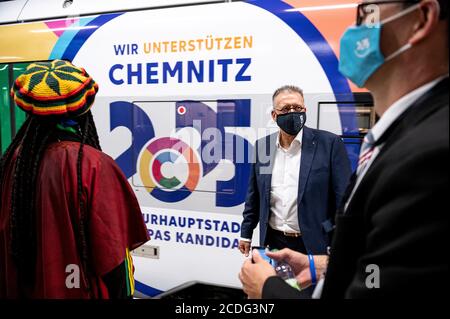 28. August 2020, Brandenburg, Schönefeld: Michael Halberstadt (2. V.r.), Geschäftsführer Personal des Flughafens Berlin-Brandenburg, begrüßt den besonderen Kulturzug von Chemnitz zum Flughafen BER der Hauptstadt. Die Initiative 'Heartbeat - das Chemnitzer Bürgerfest' will mit der Kampagne auf die Bewerbung Chemnitzer Kulturhauptstadt aufmerksam machen. Foto: Fabian Sommer/dpa Stockfoto