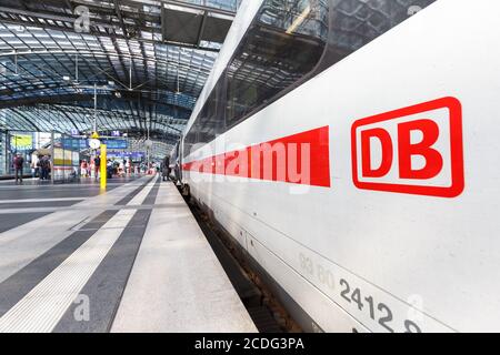 Berlin, 20. August 2020: DB-Logo auf einem ICE 4-Hochgeschwindigkeitszug am Berliner Hauptbahnhof Hbf. Stockfoto