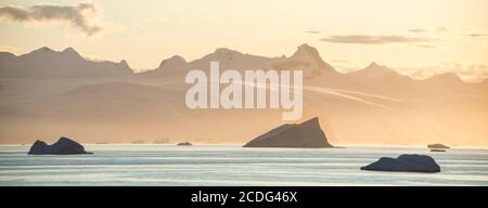 Schneebedeckte Berge und Eisberge auf der antarktischen Halbinsel Stockfoto