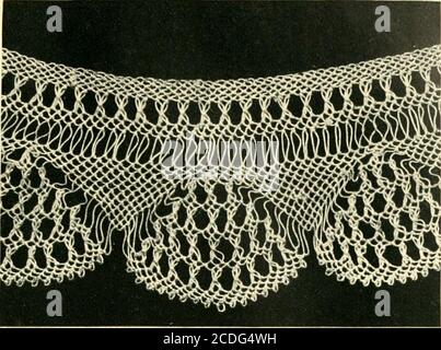 . Geschichte der Spitze . Levant;II en vint des bords de Ilbere,II en vint daniver nagueresdes pays septentrionaux. Was diese Punkte wären, wäre schwer zu sagen. Indem Inventar von Heinrich VIII. Ist ein Purle-of-Morisco-Werk markiert. Eines der Musterbücher gibt auf seiner Titelseite an –• Dantique et KoboesqueEn comprenant aussi Moresque. • EINE Sekunde spricht von Moreschi et arabesche. *^ EIN Drittel trägt den Titel UN livre de moresque.** EIN viertes, UN livrede feuillages entrelatz et ouvrages moresques. *^ Alle wecan sagen zum Thema ist, dass die Herstellung Tücher aus karierte Spitze bildete für eine Zeit die favorit Stockfoto