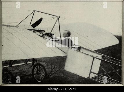 . Überprüfung der Bewertungen und die Arbeit der Welt . Foto der American Press Association, N. Y. JAMES C. MARS, EIN GEWAGTER AUSSTELLUNGSFLYER ( Bud Mars hatte am 14. Juli einen schlimmen Sturz in Erie, Penn., aber glücklicherweise erholt. Er machte eine bemerkenswerte Tour durch den Fernen Osten letzten Herbst mit Kapitän Baldwin und Tod Shriver, fliegen in Japan, China, Indien, den Philippinen, Sumatra, Java, Singapur, Siam, Korea, Russland und Polen) Pliolograpli von Paul Thompson, N. V. VI^DRINES, GEWINNER DES PARIS-MADRID-RENNEN (Vedrines fliegt ein Morane-Eindecker. Er legte den 766-Meilen-Kurs in einer tatsächlichen Flugzeit von 12 Stunden, 18 Minuten, Stockfoto