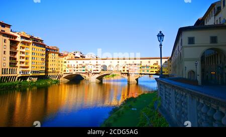 Florenz, Italien: Blick auf den Sonnendeckel Ponte Vecchio Stockfoto