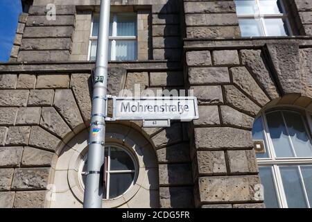 Berlin, Deutschland - 20. August 2020: Mohrenstraße Berlin Mohrenstraße Straßenschild in Deutschland. Stockfoto