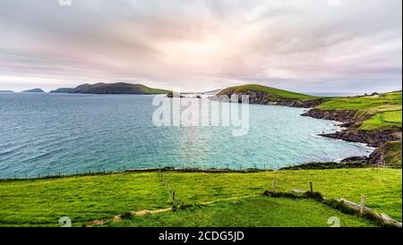 Wunderschönes Panorama vom Aussichtspunkt Slea Head auf Blasket Islands und Dingle Peninsula mit dramatischem Himmel, Grafschaft Kerry, Irland Stockfoto