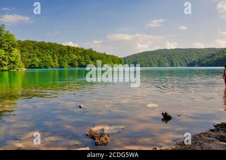 Plitvice, Kroatien-Juli 2019. Nationalpark Plitvicer Seen, schöne Landschaft mit Wasserfällen, Seen und Wald, Kroatien. Familienziel Stockfoto