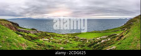 Wunderschönes Panorama vom Aussichtspunkt Slea Head auf Blasket Islands und Dingle Peninsula mit dramatischem Himmel, Grafschaft Kerry, Irland Stockfoto