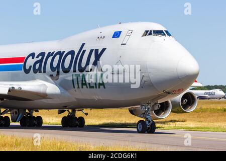 Findel, Luxemburg - 24. Juni 2020: Flugzeug der Cargolux Italia Boeing 747-400F am Flughafen Findel (LUX) in Luxemburg. Boeing ist ein amerikanischer Flugzeugmensch Stockfoto