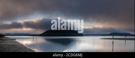 Ein nebliger Start in den Tag mit Wolken über dem Fluss und Inseln in Mooney Mooney am Hawkesbury River, Central Coast, NSW, Australien Stockfoto