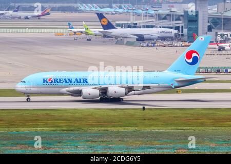 Incheon, Südkorea - 24. Mai 2016: Flugzeug des koreanischen Air Airbus A380 am Seoul Incheon Airport (ICN) in Südkorea. Airbus ist ein europäisches Flugzeugmanu Stockfoto