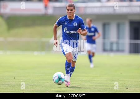 Kematen, Österreich. August 2020. Fußball: Testspiele, FC Schalke 04 - Aris Saloniki im Kematen-Stadion: Schalkes Can Bozdogan hat den Ball im Auge. Quelle: Tim Rehbein/dpa/Alamy Live News Stockfoto