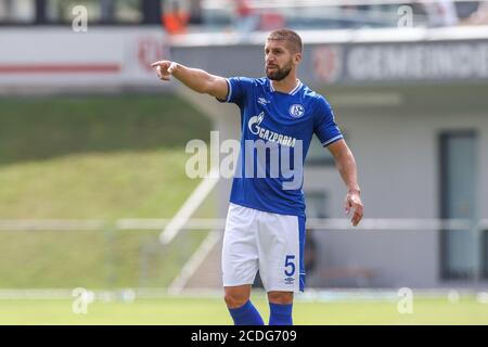 Kematen, Österreich. August 2020. Fußball: Testspiele, FC Schalke 04 - Aris Saloniki im Kematen-Stadion: Schalkes Matija Nastasic gibt seinen Teamkollegen Anweisungen. Quelle: Tim Rehbein/dpa/Alamy Live News Stockfoto