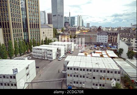 28. August 2020, Hessen, Frankfurt/Main: Am Rande des Frankfurter Europaviertels befinden sich auf einer Brachfläche neben dem Turm 185 (l) Gebäudecontainer. Die Stadt Frankfurt und der Bauträger CA Immo bereiten einen Architekturwettbewerb für das wohl höchste Hochhaus der Bankenstadt vor. Am Rande des Europaviertels soll der sogenannte "Millenium Tower" errichtet werden. Foto: Arne Dedert/dpa Stockfoto