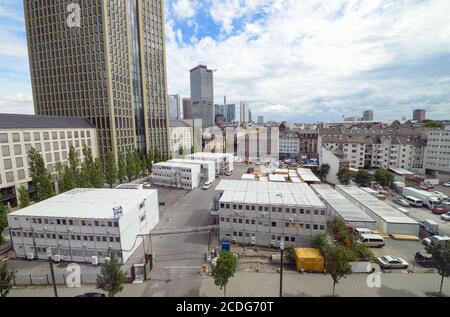 28. August 2020, Hessen, Frankfurt/Main: Am Rande des Frankfurter Europaviertels befinden sich auf einer Brachfläche neben dem Turm 185 (l) Gebäudecontainer. Die Stadt Frankfurt und der Bauträger CA Immo bereiten einen Architekturwettbewerb für das wohl höchste Hochhaus der Bankenstadt vor. Am Rande des Europaviertels soll der sogenannte "Millenium Tower" errichtet werden. Foto: Arne Dedert/dpa Stockfoto