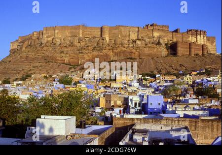 Mehrangarh Fort mit blauen Gebäuden in der Altstadt von Jodhpur, Rajasthan, Indien Stockfoto