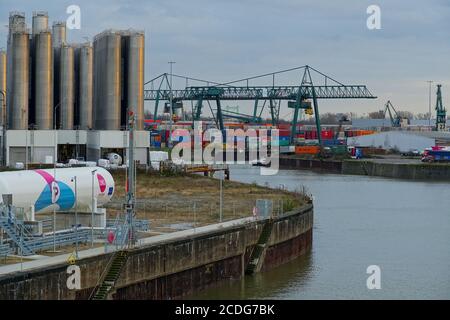 KÖLN, 21. Feb 2020: Panoramablick auf den Niehler Hafen in Köln mit Silos, Kranen und Containern Stockfoto