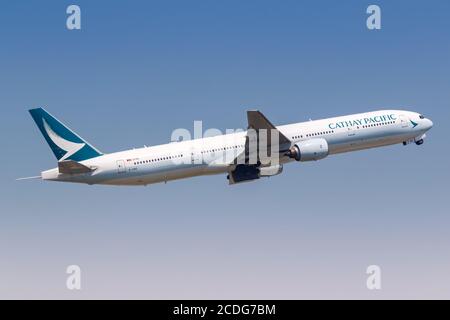 Hongkong, China - 20. September 2019: Flugzeug Cathay Pacific Boeing 777-300 am Flughafen Hongkong (HKG) in China. Boeing ist ein amerikanischer Flugzeugmanu Stockfoto