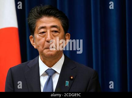 Tokio, Japan. August 2020. Der japanische Premierminister SHINZO ABE reagiert auf eine Pressekonferenz in der offiziellen Residenz des Premierministers in Tokio, Japan, am 28. August 2020. Premierminister Shinzo Abe kündigte seinen Rücktritt aus gesundheitlichen Gründen an. Quelle: POOL/ZUMA Wire/Alamy Live News Stockfoto