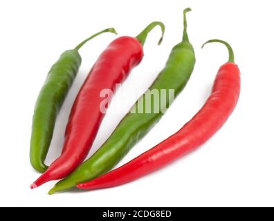 Zwei grüne und zwei rote Chilischoten auf Weiß Stockfoto