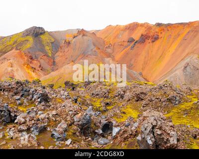Obsidian-Stücke in der bunten Landschaft der Rainbow Mountains, Island Stockfoto