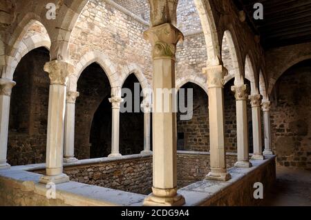 Frankreich, französische riviera, der obere Kreuzgang des befestigten Klosters auf der Insel Saint Honorat ist ein historisches Denkmal zum Schutz der Mönche gebaut Stockfoto