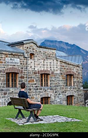 Mann, der auf einer Bank im Fort Colle delle Benne sitzt. Levico Terme, Provinz Trient, Trentino-Südtirol, Italien, Europa. Stockfoto