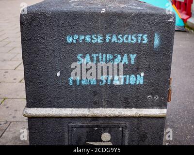 Gegen Faschisten, Samstag, Station, Schablone auf einem bin in Brighton Stockfoto