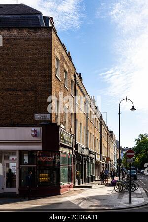 Eine Reihe von dreistöckigen georgianischen Stadthäusern in der Percy Street, London, England, Großbritannien. Stockfoto