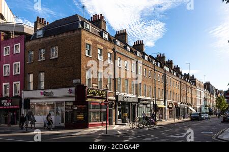 Eine Reihe von dreistöckigen georgianischen Stadthäusern in der Percy Street, London, England, Großbritannien. Stockfoto