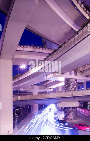 Erhöhte Autobahnen an der Kreuzung von Yan Road und Chongging, Shanghai, China, Asien Stockfoto