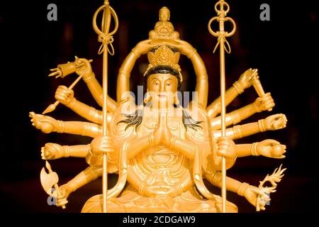 Sha Tin, Hong Kong, China - Statue der Durga Göttin im Zehntausende Buddhas Tempel. Stockfoto