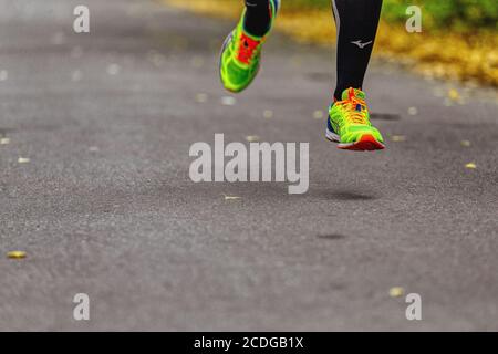 Tscheljabinsk, Russland - 11. September 2016: Beine Mann Athlet Läufer in Laufschuhen Asics Gel DS Racer 10 in City Marathon Stockfoto