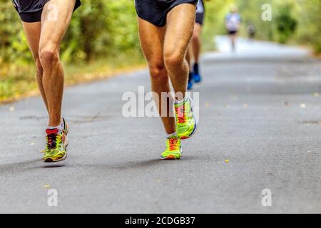 Tscheljabinsk, Russland - 11. September 2016: Beine zwei männliche Läufer in Laufschuhen Asics in City Marathon Stockfoto