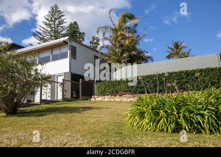 Australisches freistehendes Haus in Avalon mit heimischen Garten und Pflanzen, Sydney, Australien Stockfoto