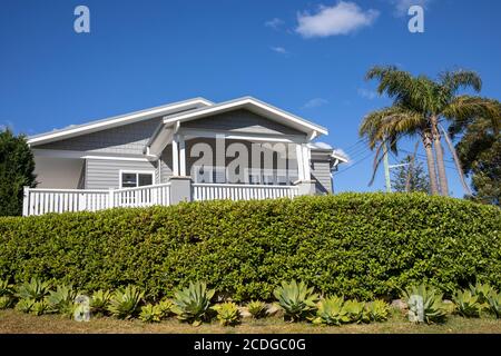 Australisches freistehendes Haus in Avalon mit heimischen Garten und Pflanzen, Sydney, Australien Stockfoto
