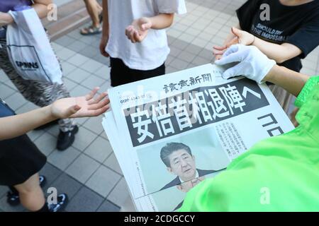 Tokio, Japan. August 2020. Die Menschen erhalten eine zusätzliche Ausgabe der Zeitung, die den japanischen Premierminister Shinzo Abe berichtet, dass er sein Amt aufgrund seiner gesundheitlichen Bedenken am 28. August 2020 in Tokio, Japan, zurücktreten wird. Kredit: Naoki Nishimura/AFLO/Alamy Live Nachrichten Gutschrift: Aflo Co. Ltd./Alamy Live Nachrichten Stockfoto