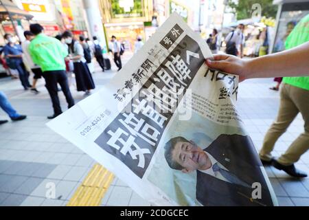 Tokio, Japan. August 2020. Die Menschen erhalten eine zusätzliche Ausgabe der Zeitung, die den japanischen Premierminister Shinzo Abe berichtet, dass er sein Amt aufgrund seiner gesundheitlichen Bedenken am 28. August 2020 in Tokio, Japan, zurücktreten wird. Kredit: Naoki Nishimura/AFLO/Alamy Live Nachrichten Gutschrift: Aflo Co. Ltd./Alamy Live Nachrichten Stockfoto