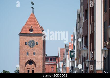 Gotisches Brama Targowa (Stadttor) in der Altstadt von Elblag, Polen. 15. Juli 2020 © Wojciech Strozyk / Alamy Stockfoto Stockfoto